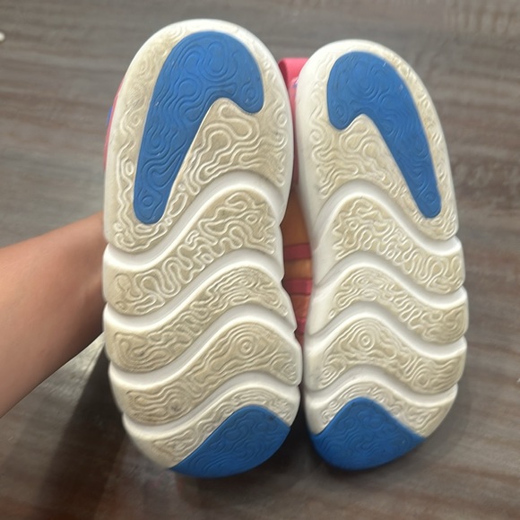 Girls Nike sneakers size 11 - Picture 3 of 4